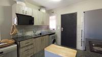 Kitchen - 8 square meters of property in Heuweloord