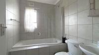 Bathroom 1 - 5 square meters of property in Heuweloord