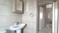 Bathroom 1 - 5 square meters of property in Heuweloord