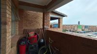 Balcony - 6 square meters of property in Heuweloord