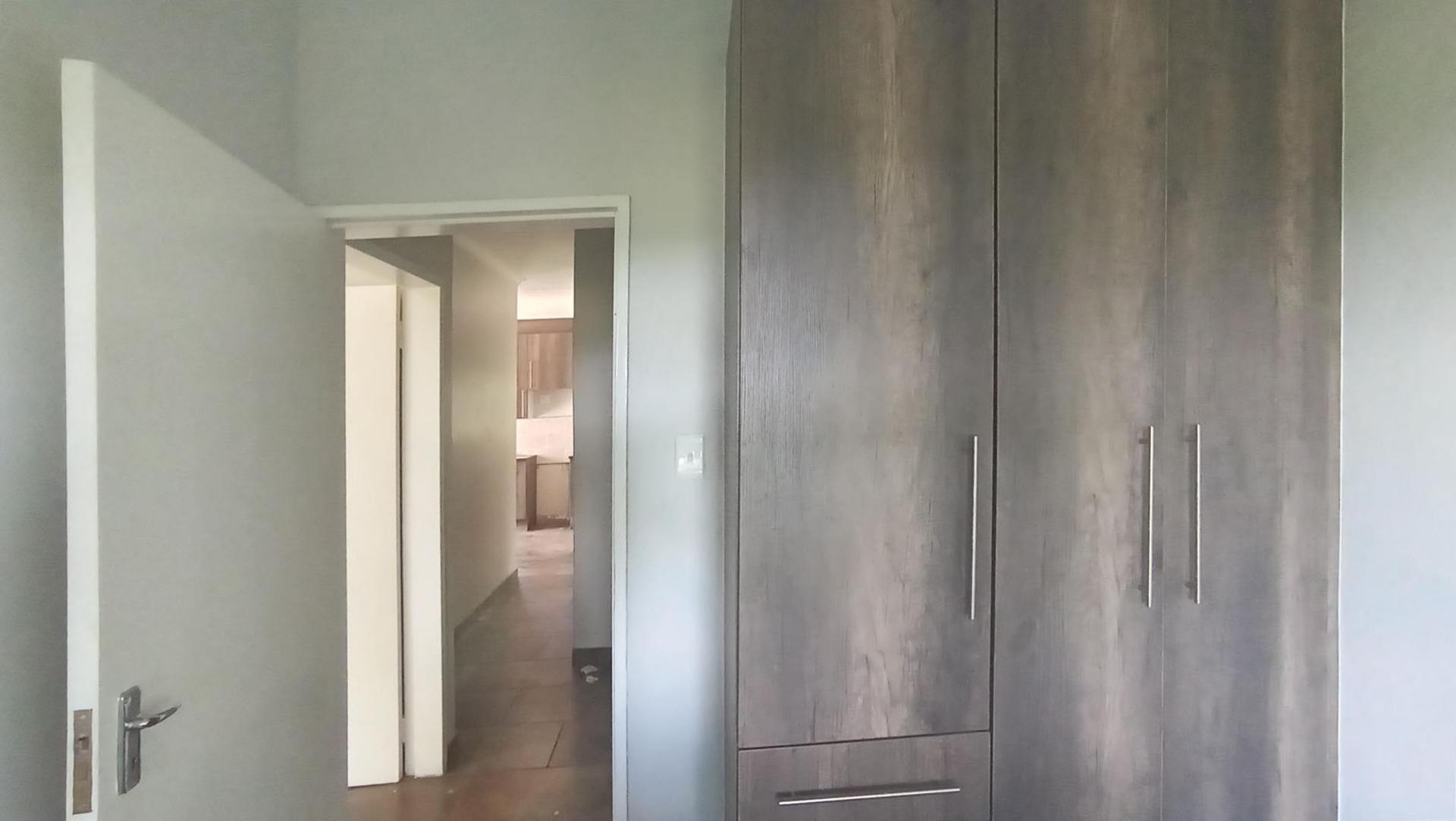 Bed Room 1 - 19 square meters of property in Daleside