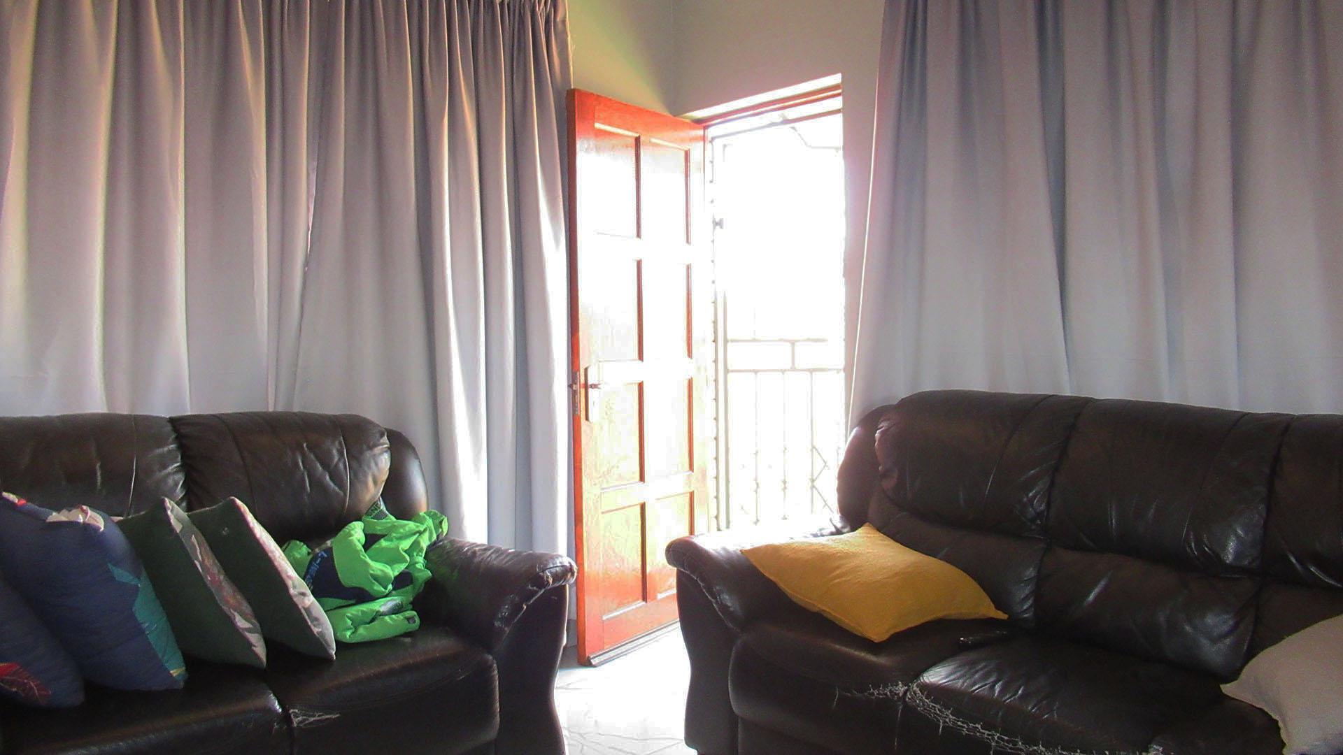 Lounges - 12 square meters of property in Westonaria