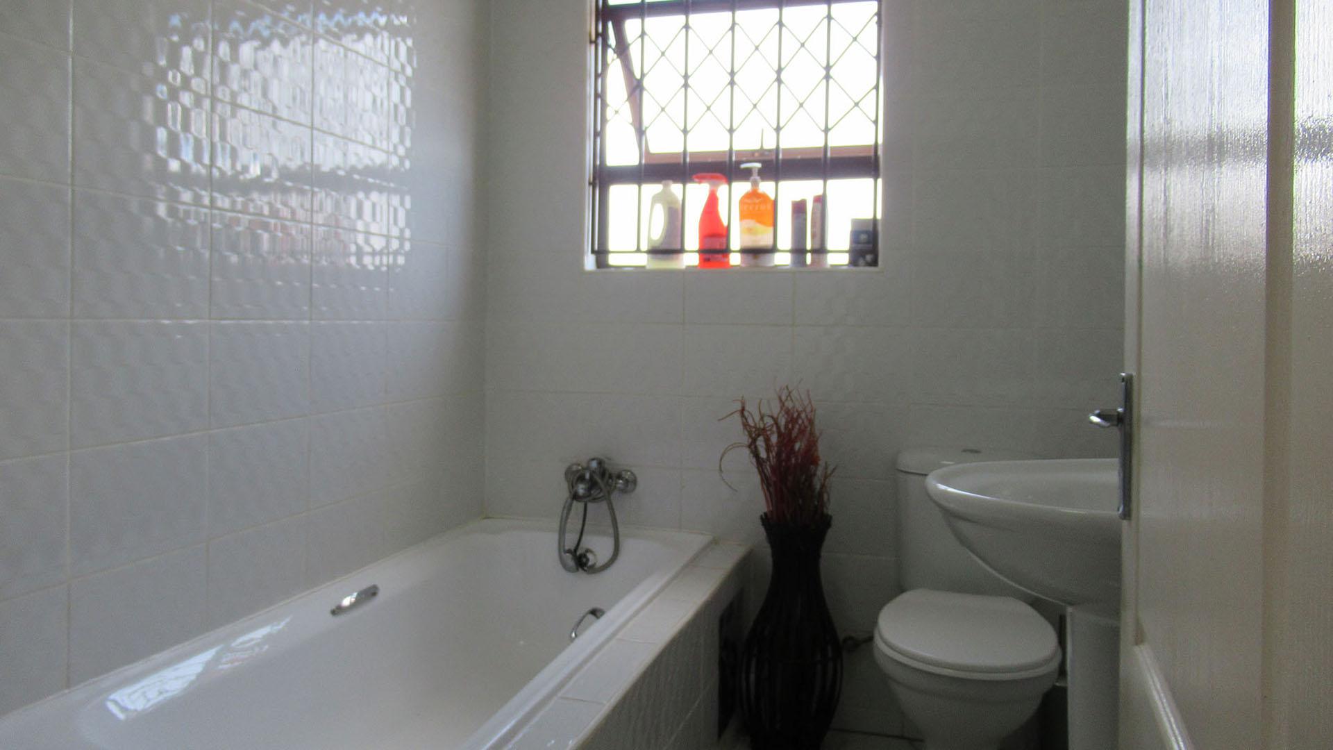 Bathroom 1 of property in Westonaria
