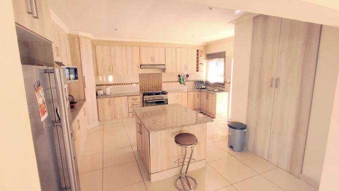 4 Bedroom Simplex for Sale For Sale in Heuwelsig Estate - MR607364