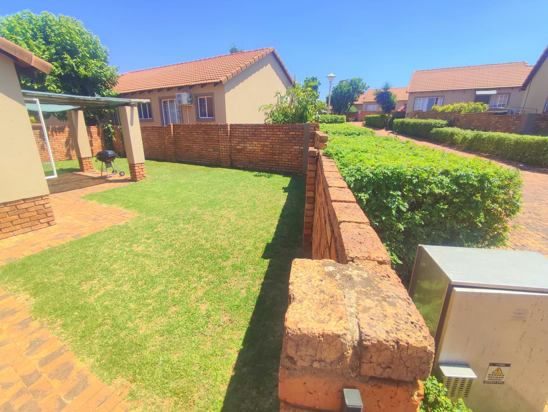 2 Bedroom Simplex for Sale For Sale in Rooihuiskraal North