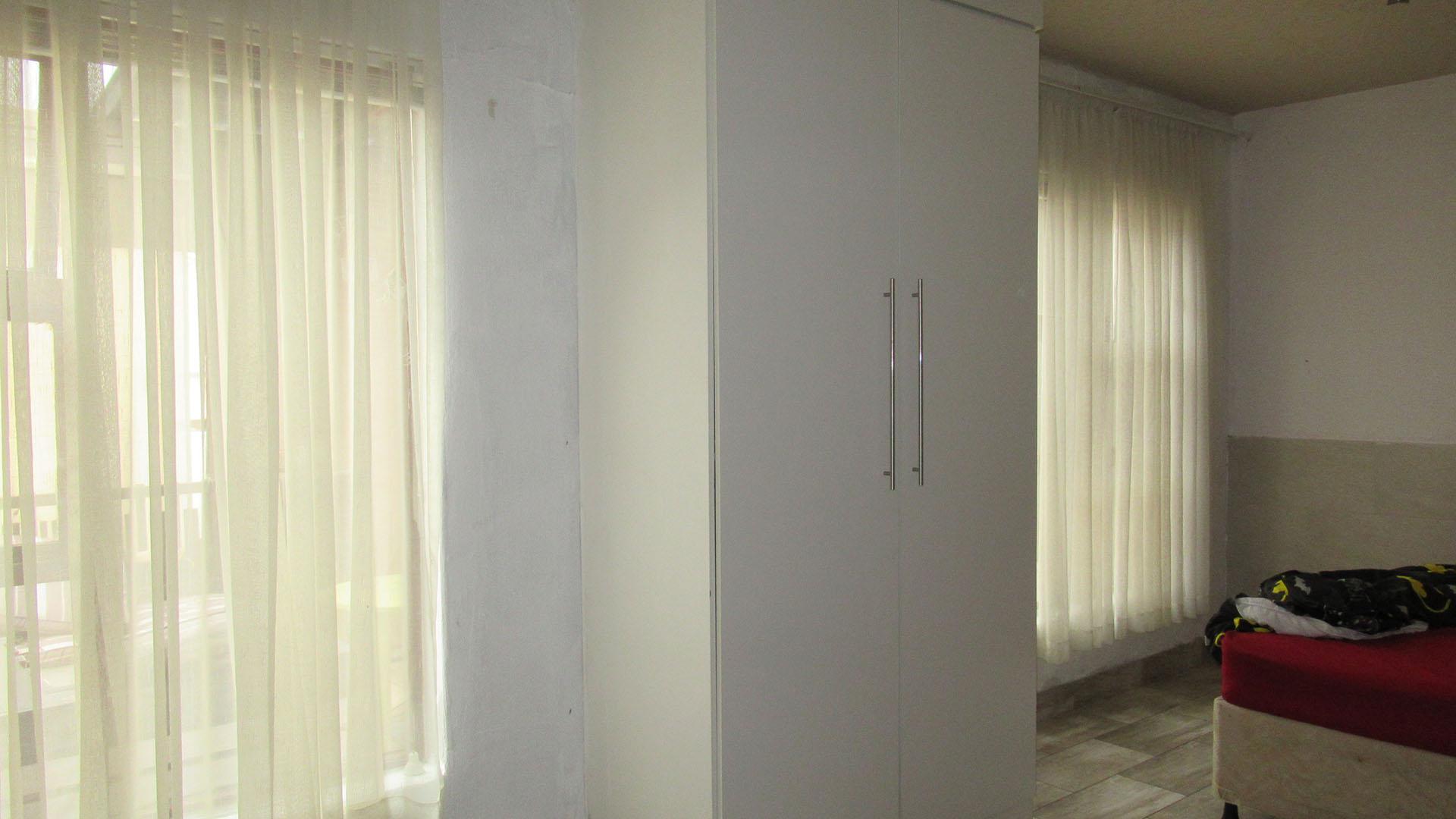 Bed Room 1 - 20 square meters of property in Helderkruin