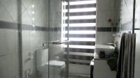 Main Bathroom - 5 square meters of property in Helderkruin