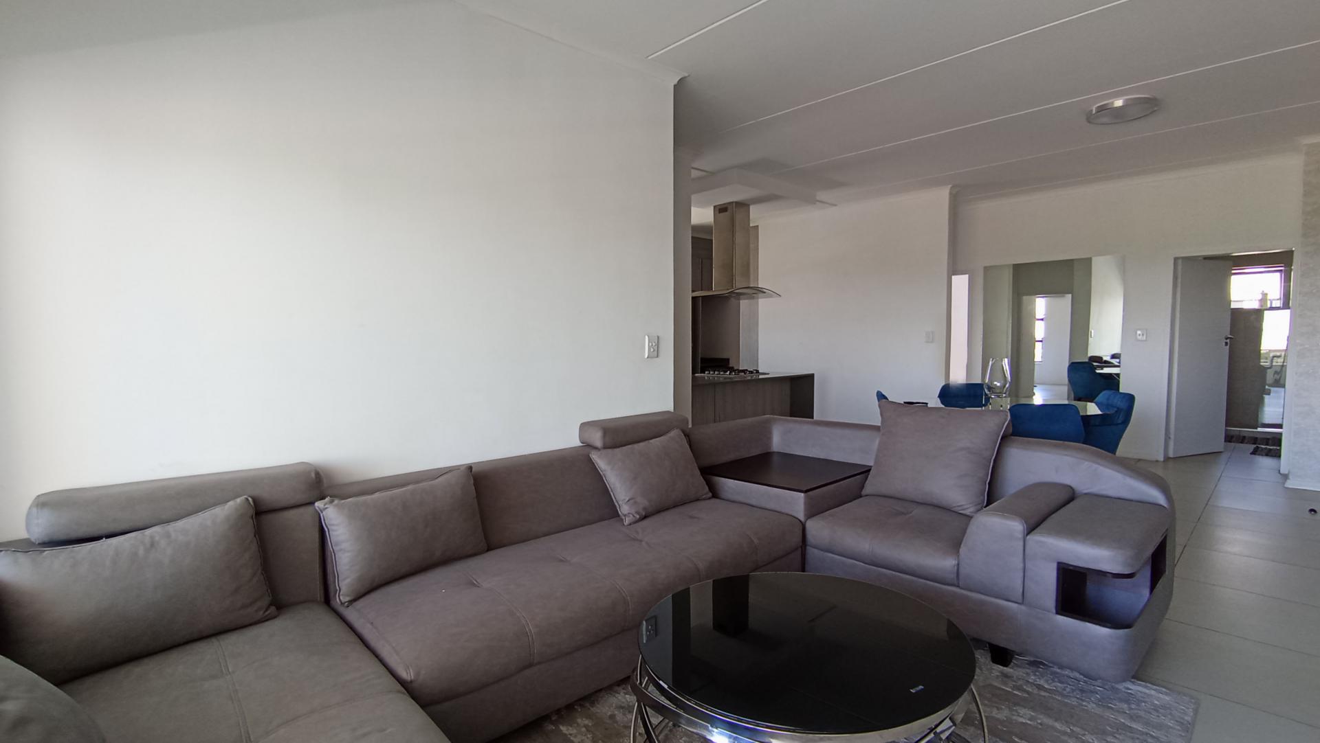 Lounges - 10 square meters of property in Erand Gardens
