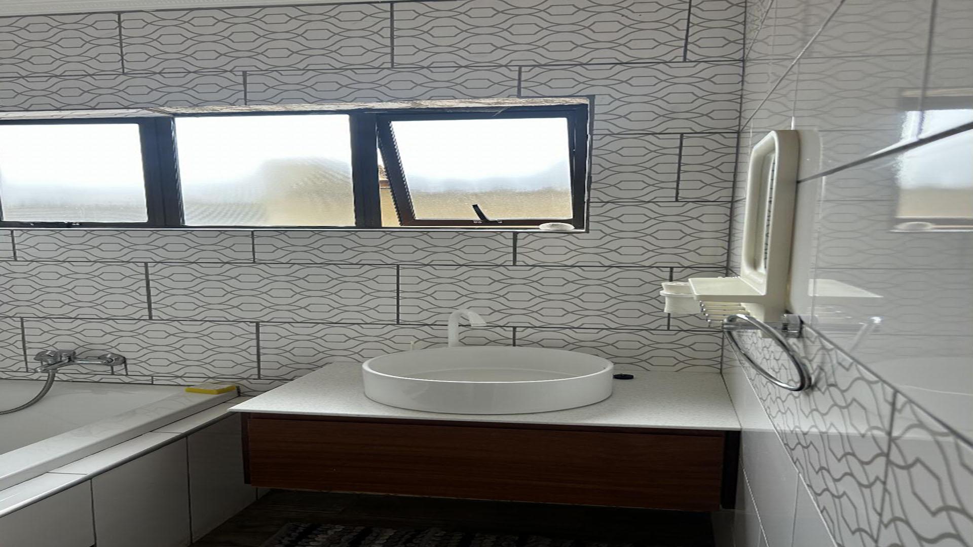 Main Bathroom - 8 square meters of property in Mindalore