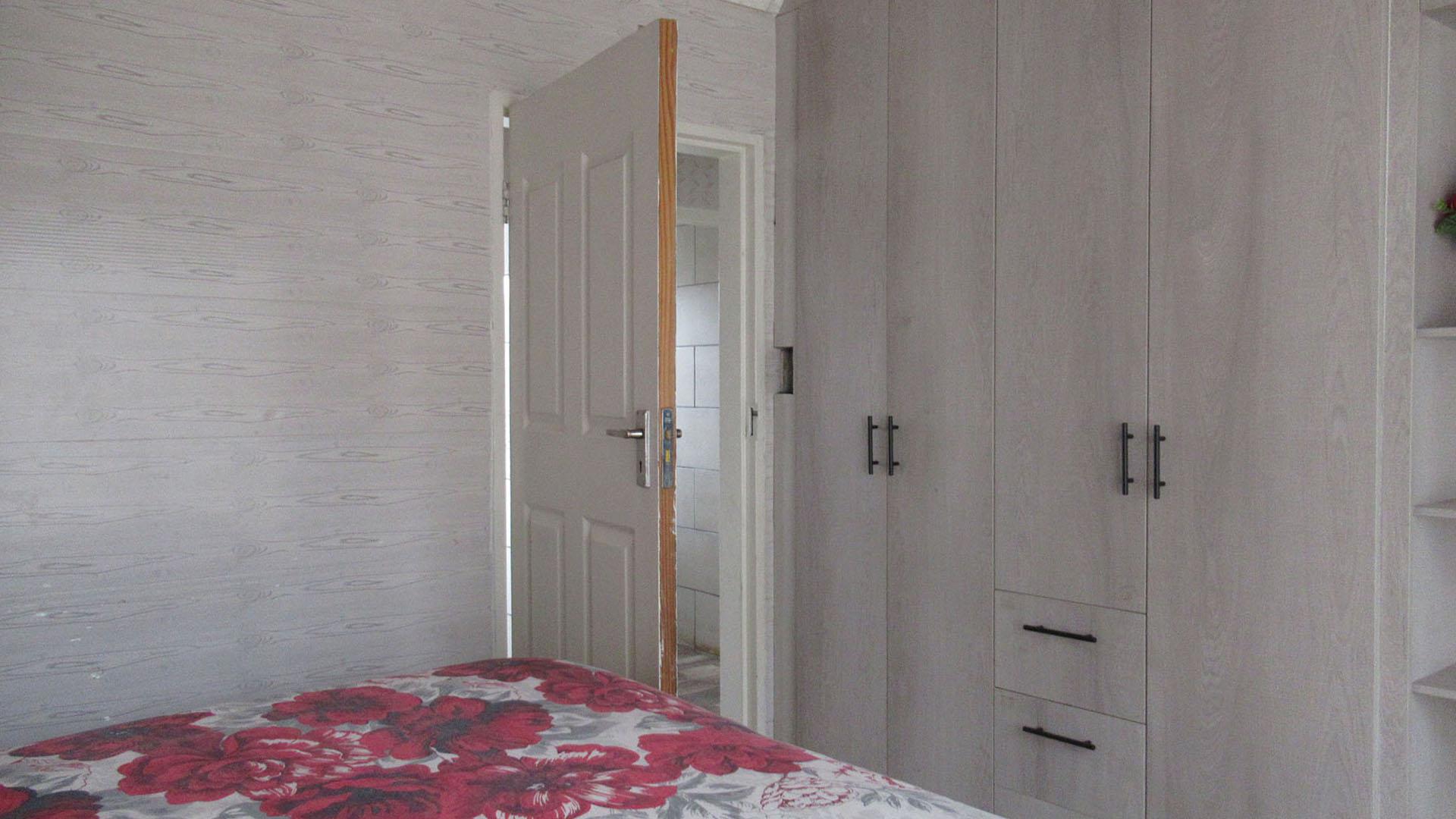 Bed Room 1 - 12 square meters of property in Mindalore
