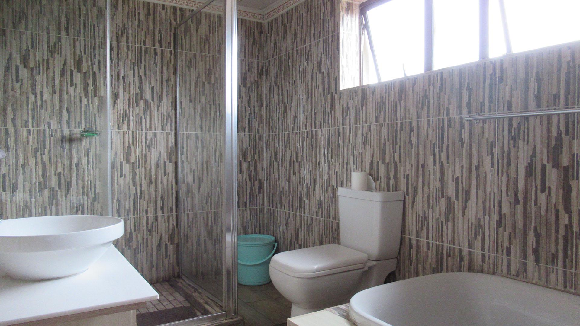 Main Bathroom - 8 square meters of property in Mindalore