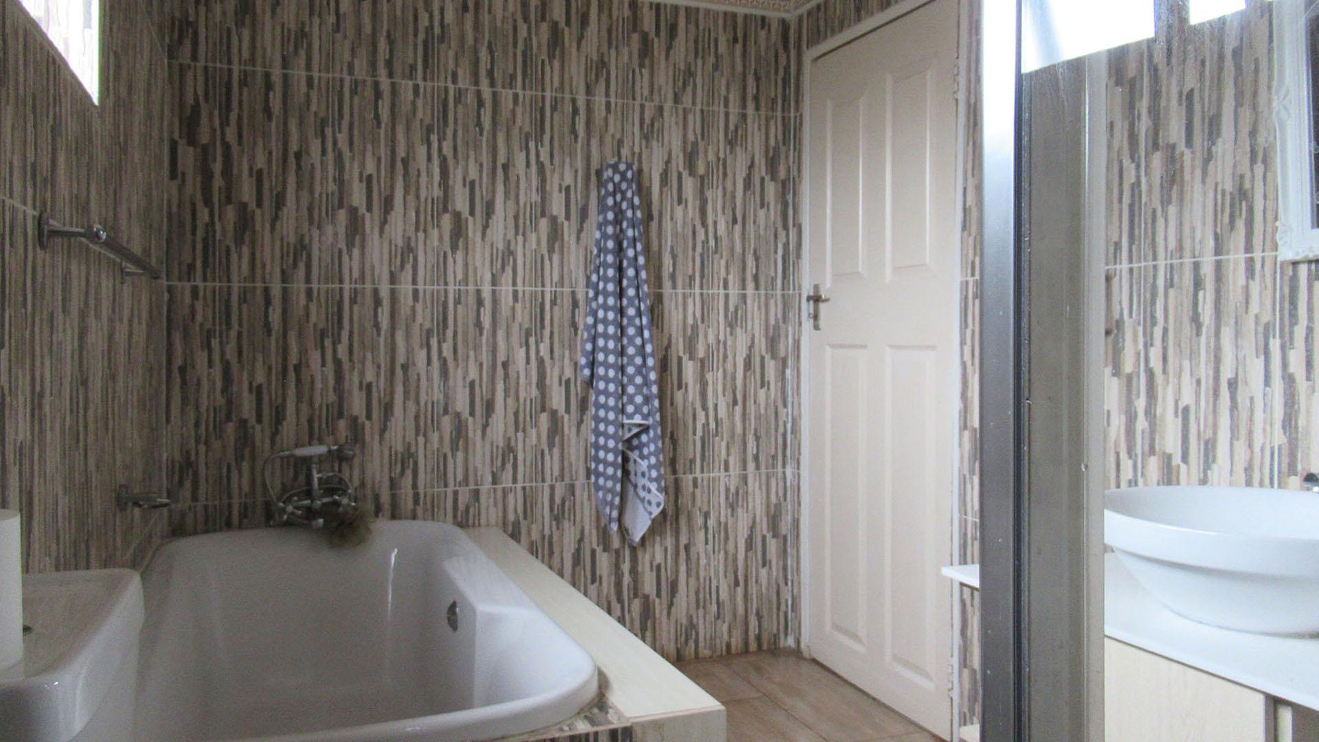 Main Bathroom - 8 square meters of property in Mindalore