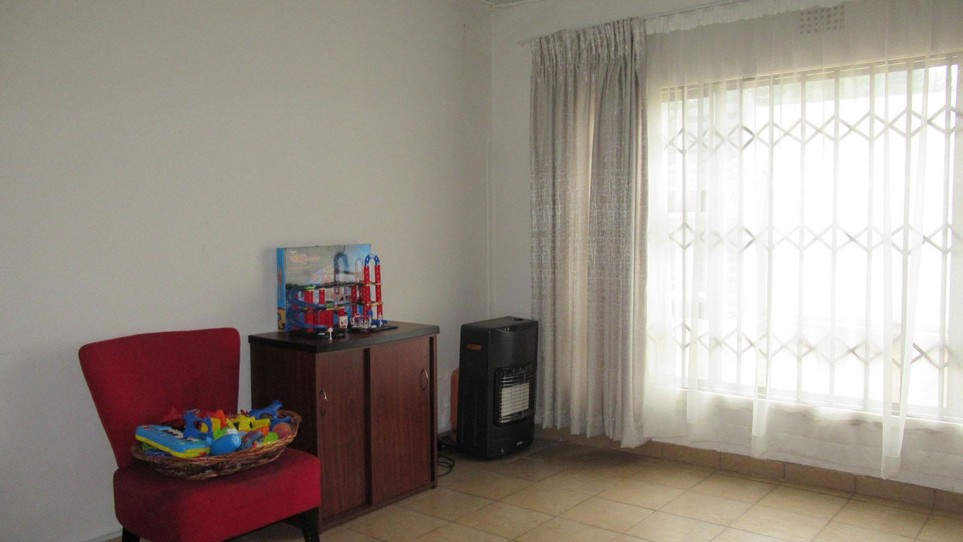 Lounges - 60 square meters of property in Mindalore