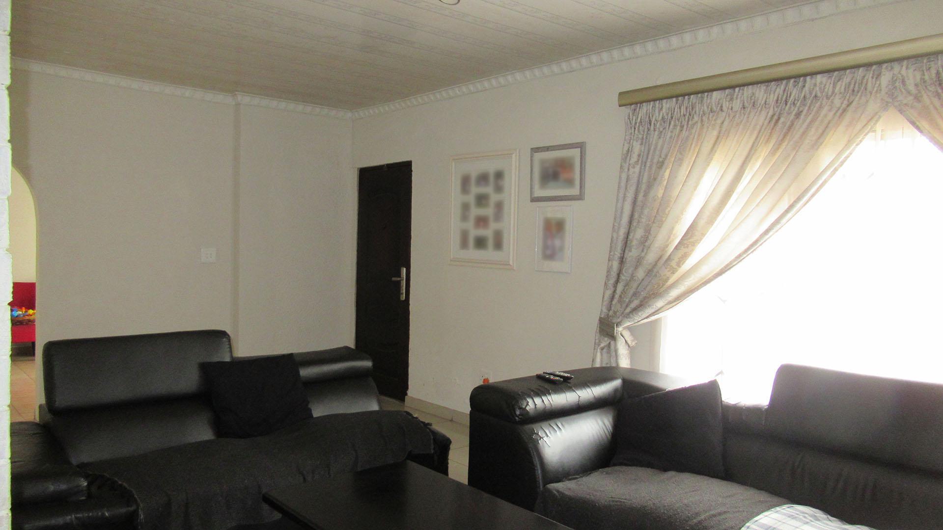 Lounges - 60 square meters of property in Mindalore