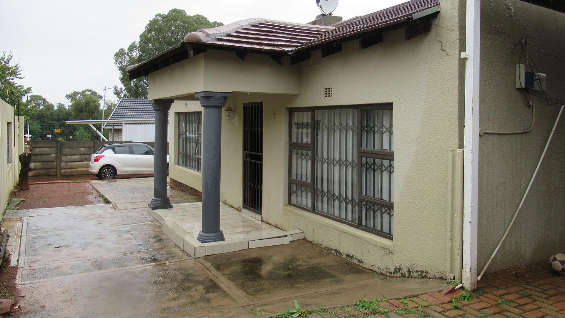 Front View of property in Mindalore