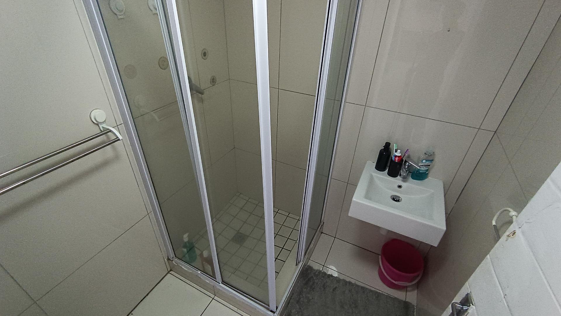 Bathroom 1 - 5 square meters of property in Zonnebloem
