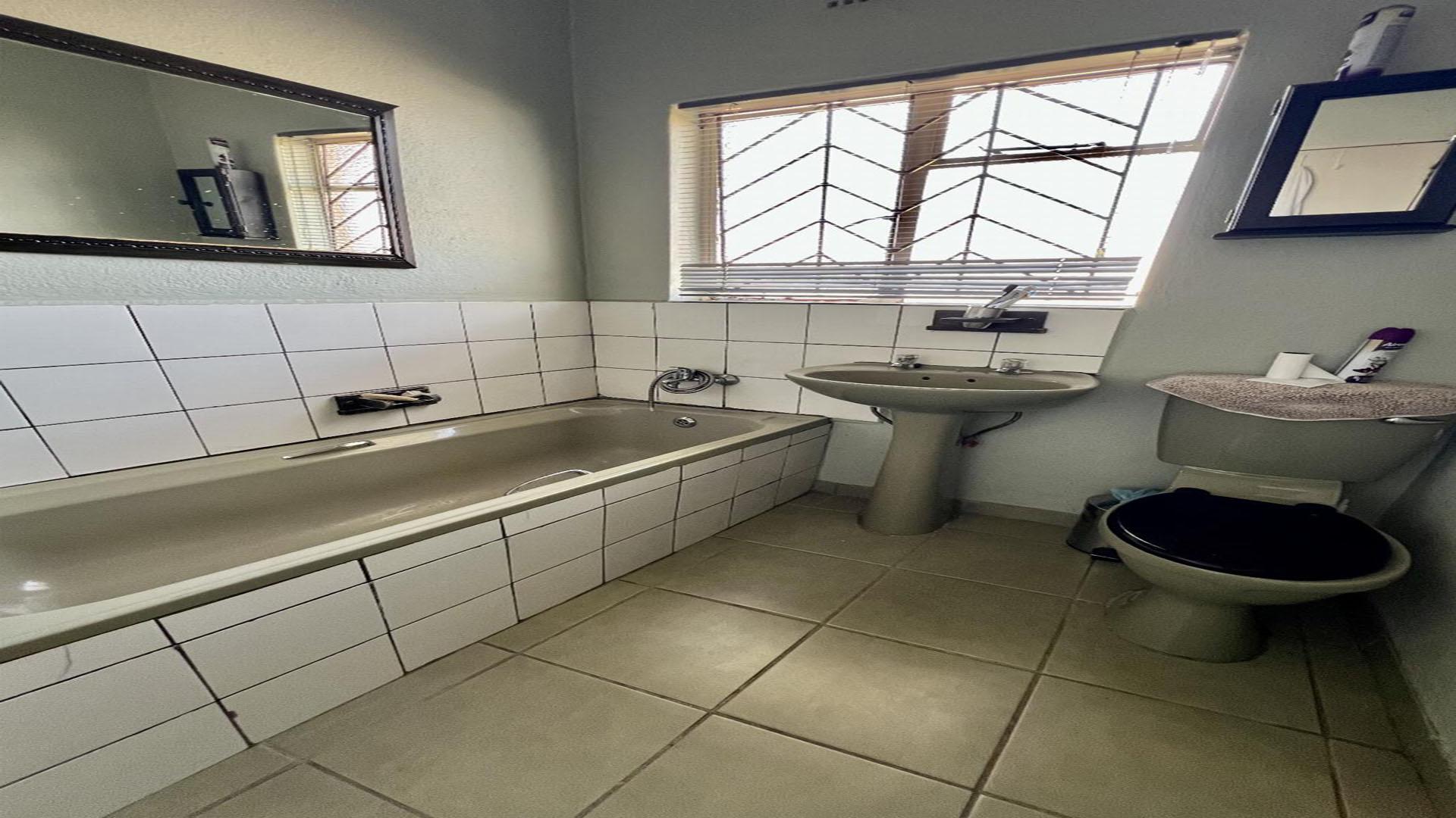 Bathroom 1 of property in Ermelo