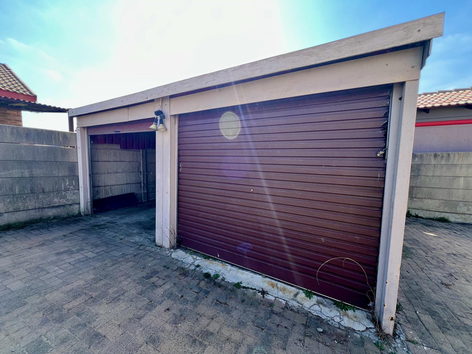 Garage of property in Ermelo