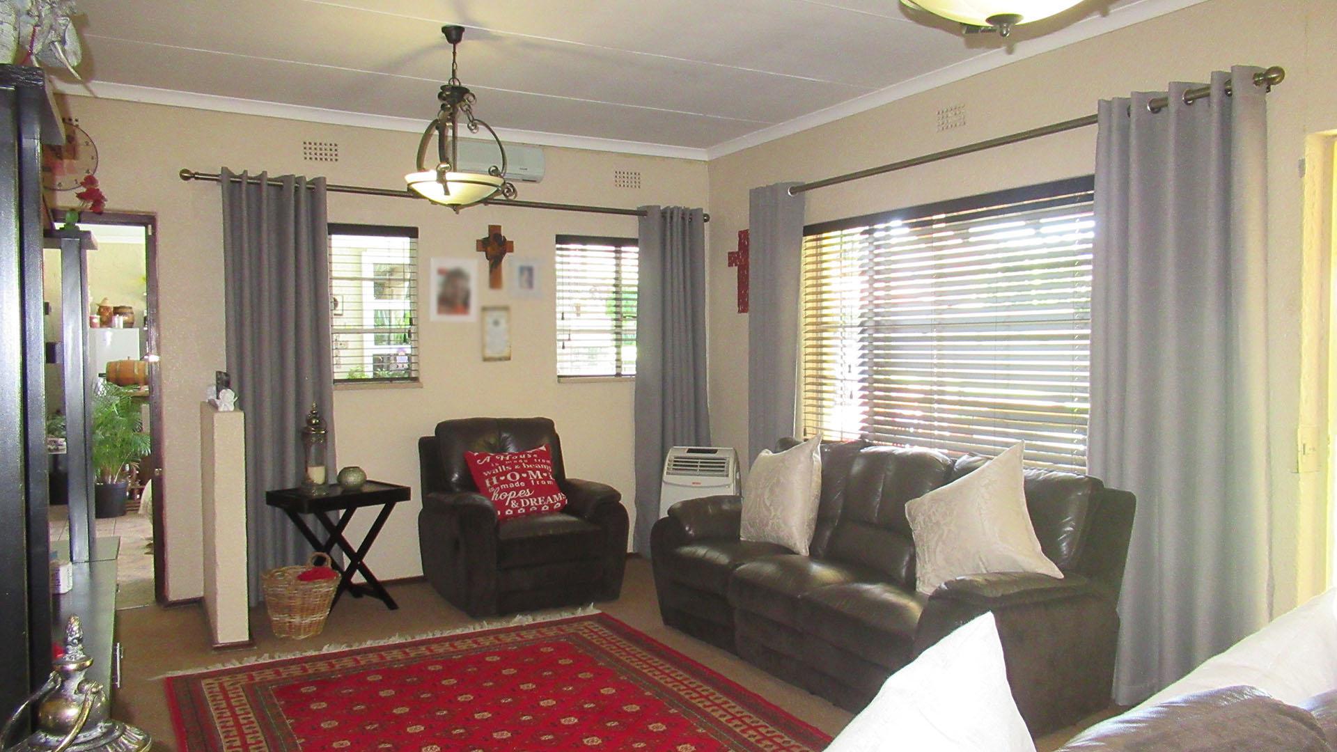 Lounges - 34 square meters of property in Lindhaven