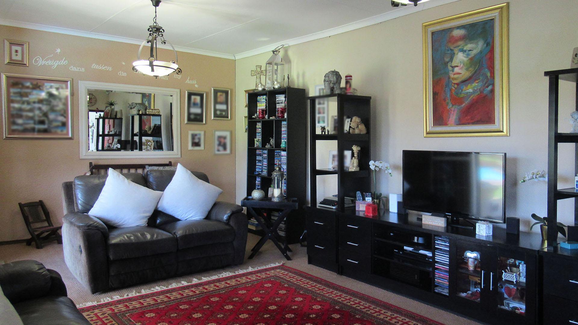 Lounges - 34 square meters of property in Lindhaven