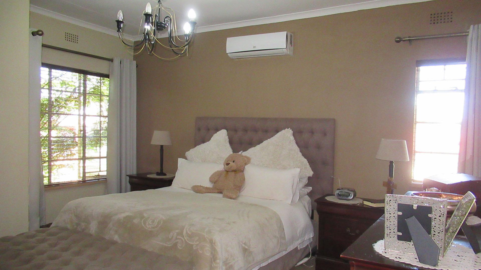 Main Bedroom - 21 square meters of property in Lindhaven