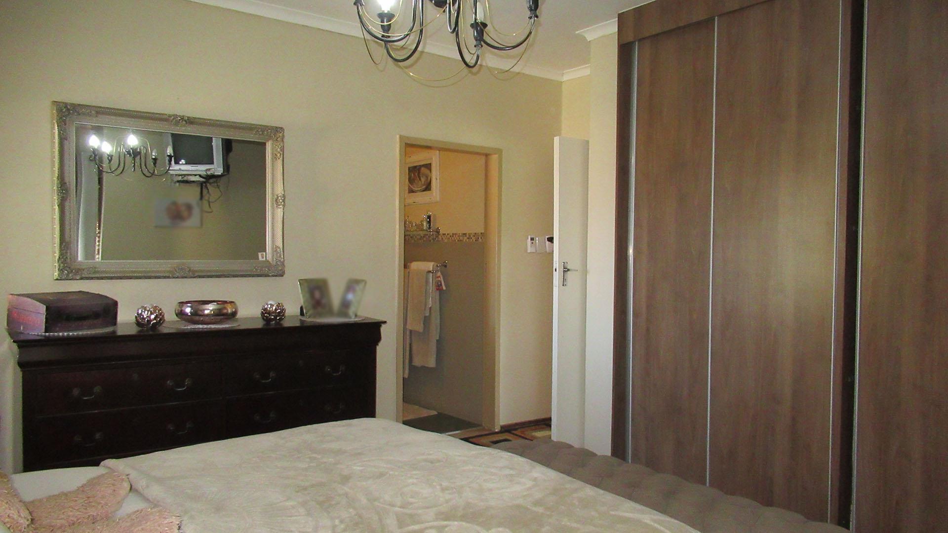 Main Bedroom - 21 square meters of property in Lindhaven