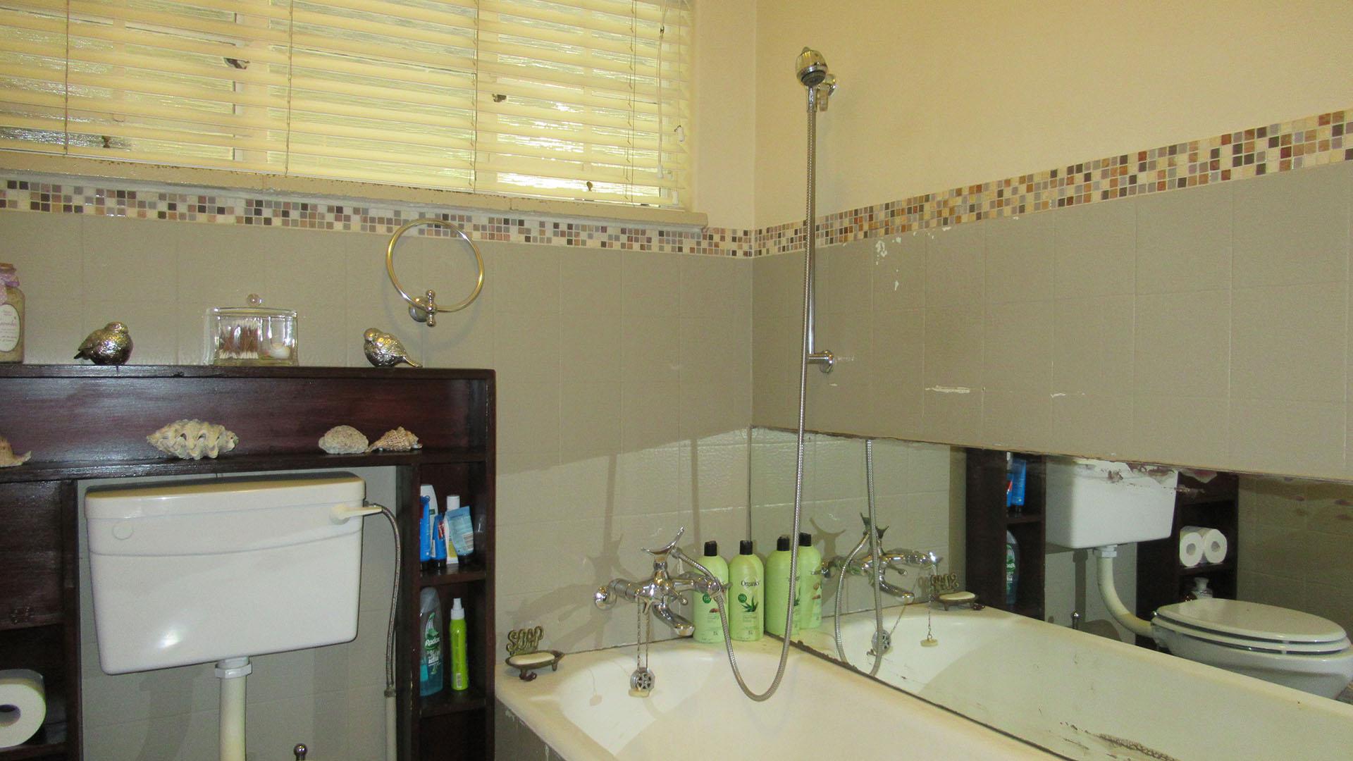 Main Bathroom - 5 square meters of property in Lindhaven