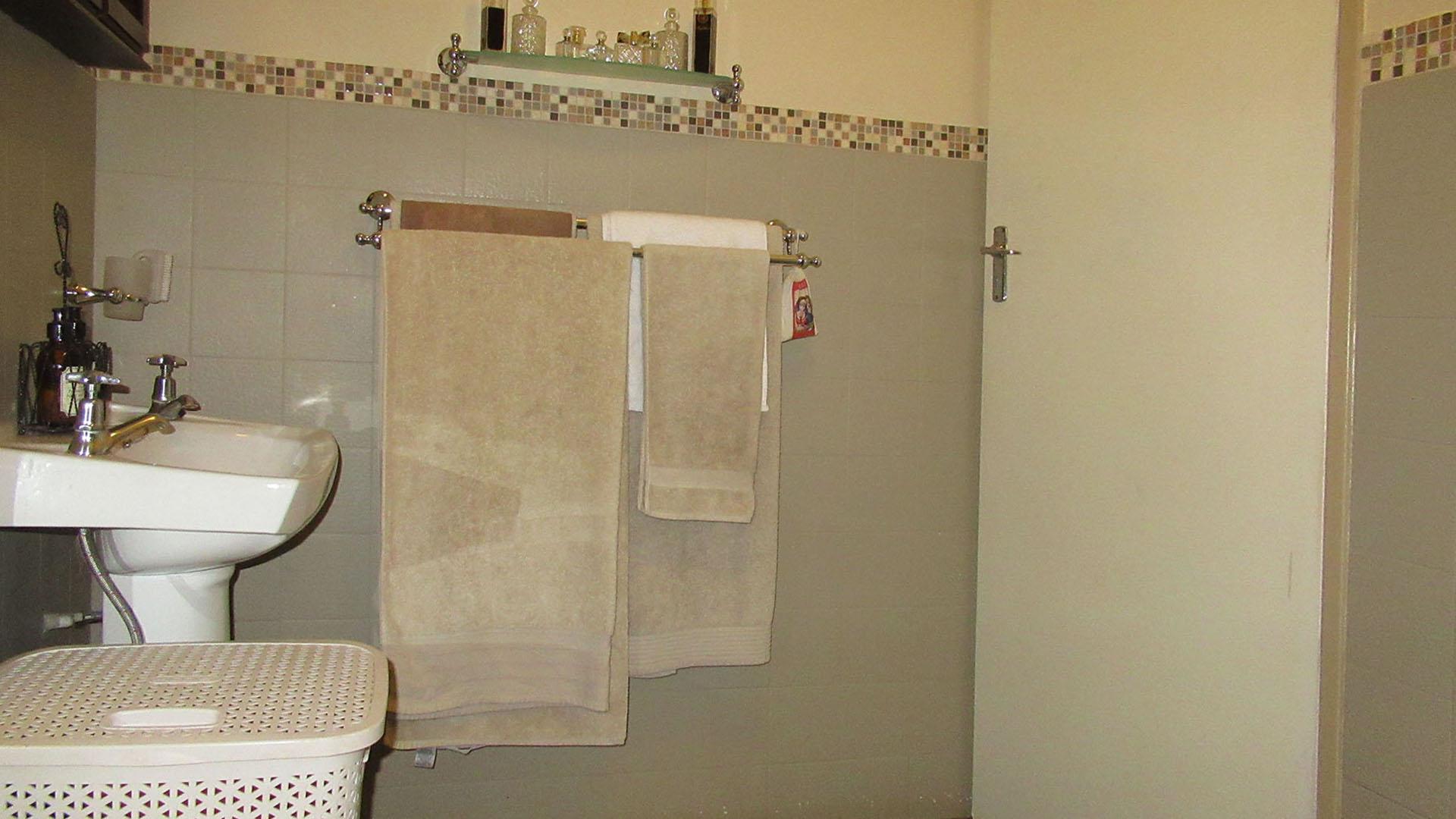 Main Bathroom - 5 square meters of property in Lindhaven