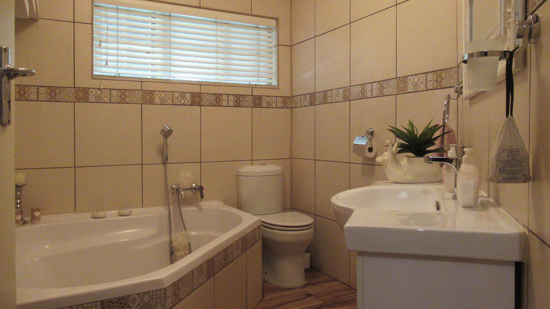 Bathroom 1 - 6 square meters of property in Lindhaven