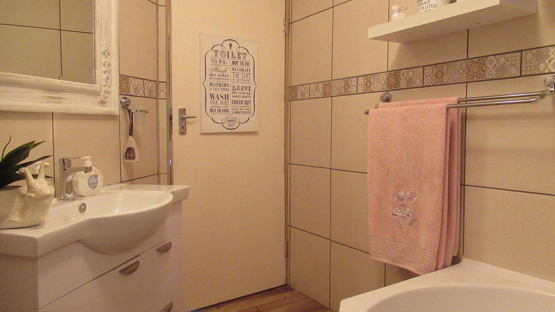 Bathroom 1 - 6 square meters of property in Lindhaven