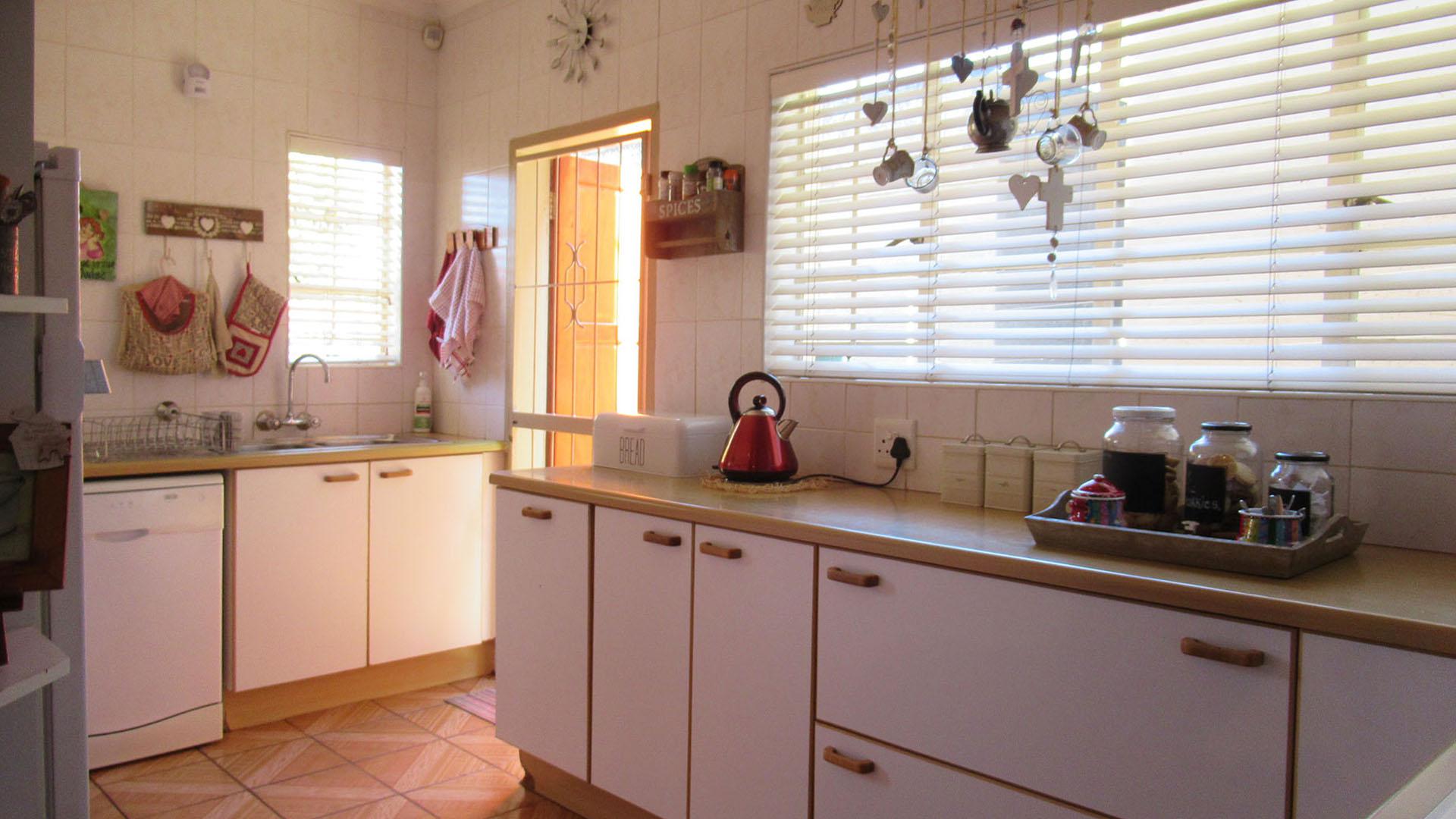 Kitchen - 16 square meters of property in Lindhaven