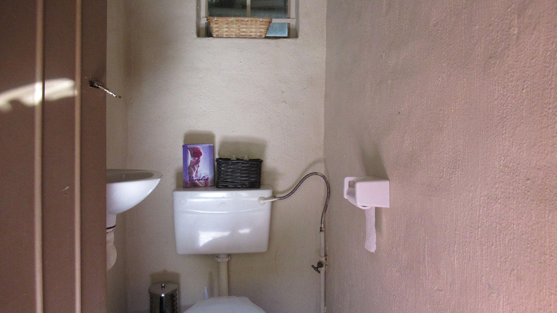 Staff Bathroom - 2 square meters of property in Lindhaven