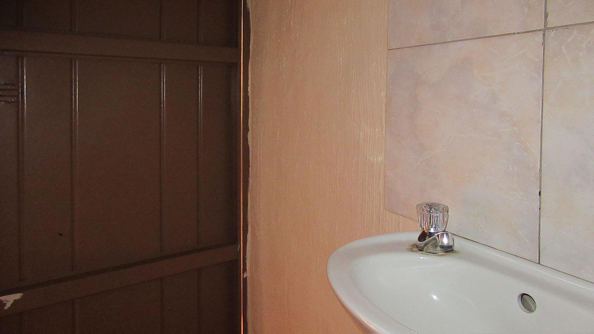 Staff Bathroom - 2 square meters of property in Lindhaven