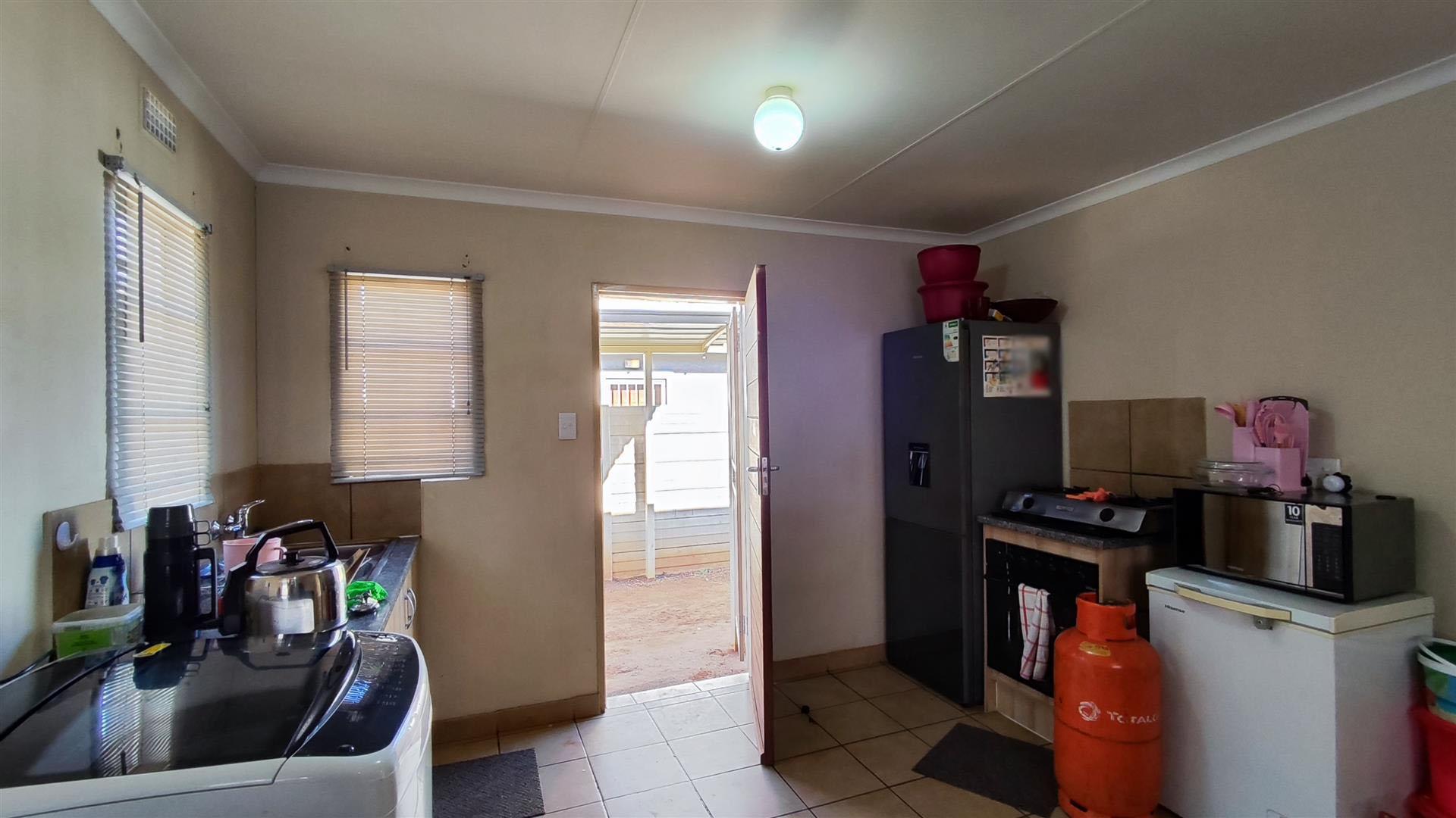 Kitchen - 9 square meters of property in Sky City