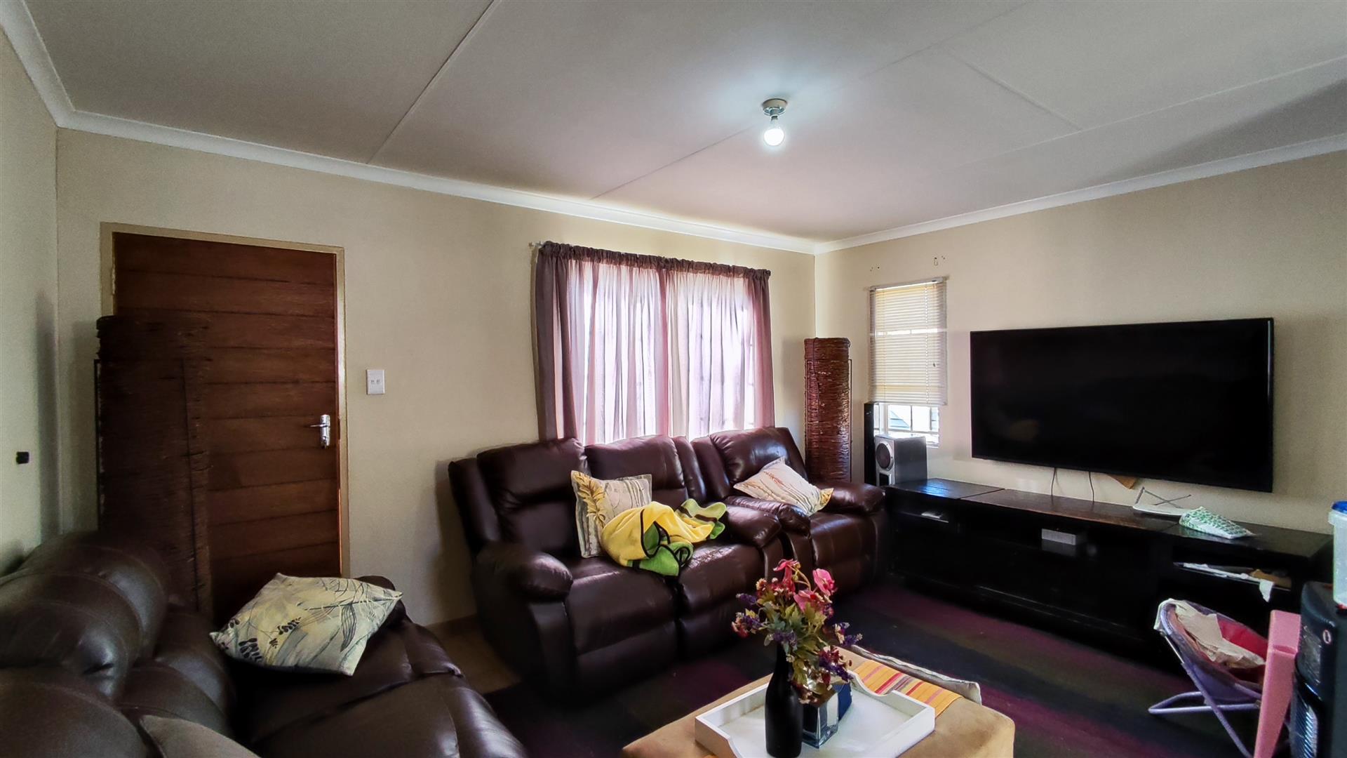 Lounges - 17 square meters of property in Sky City