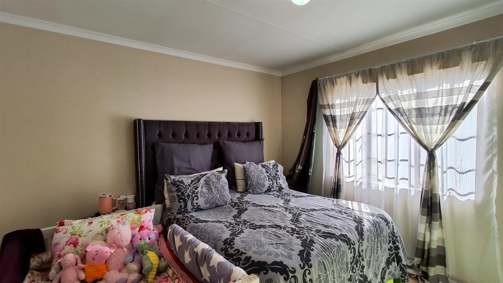 Main Bedroom - 14 square meters of property in Sky City