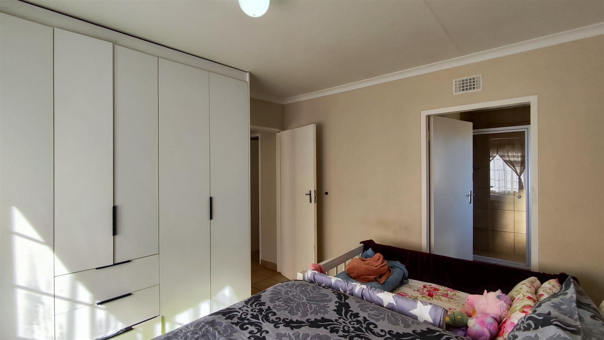 Main Bedroom - 14 square meters of property in Sky City