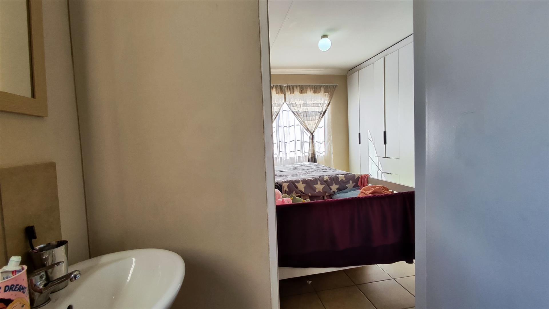 Main Bathroom - 4 square meters of property in Sky City