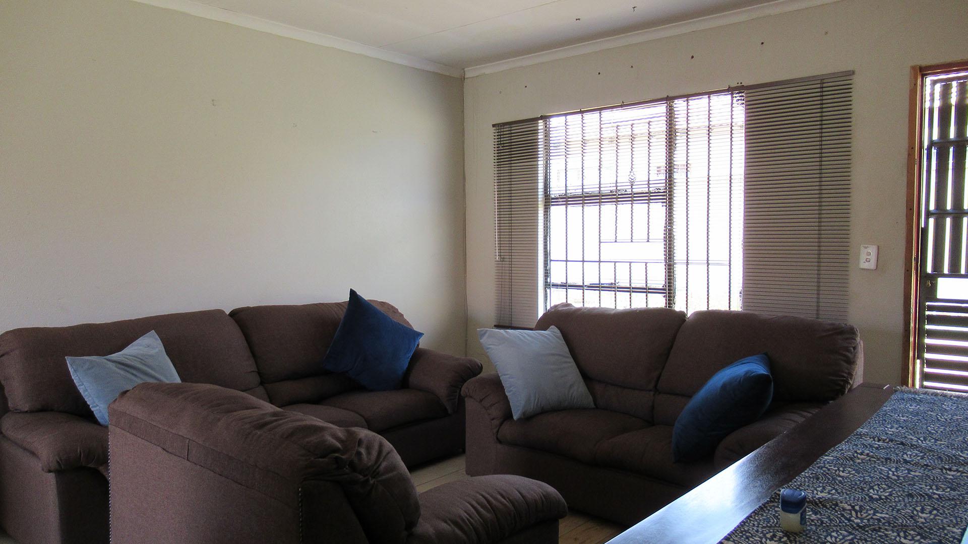Lounges - 19 square meters of property in Alveda