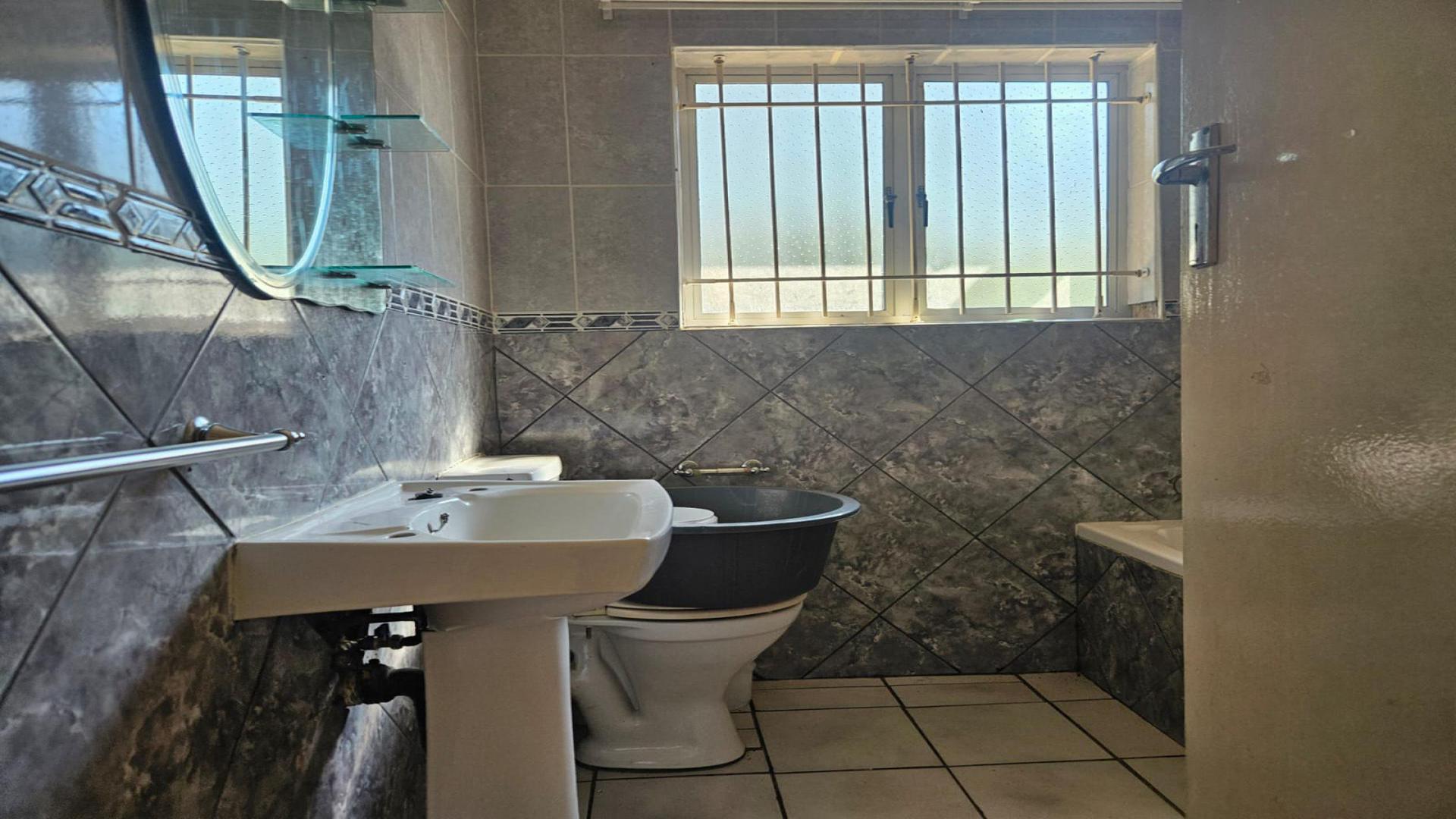 Bathroom 2 of property in Pennington