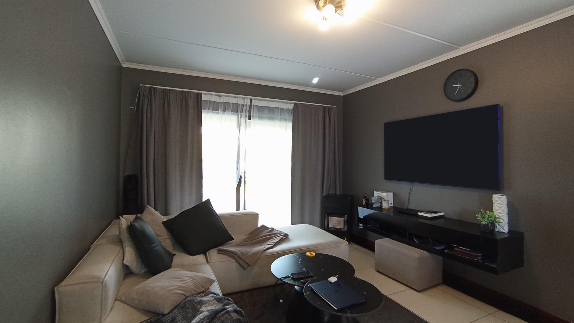 Lounges - 20 square meters of property in Midrand