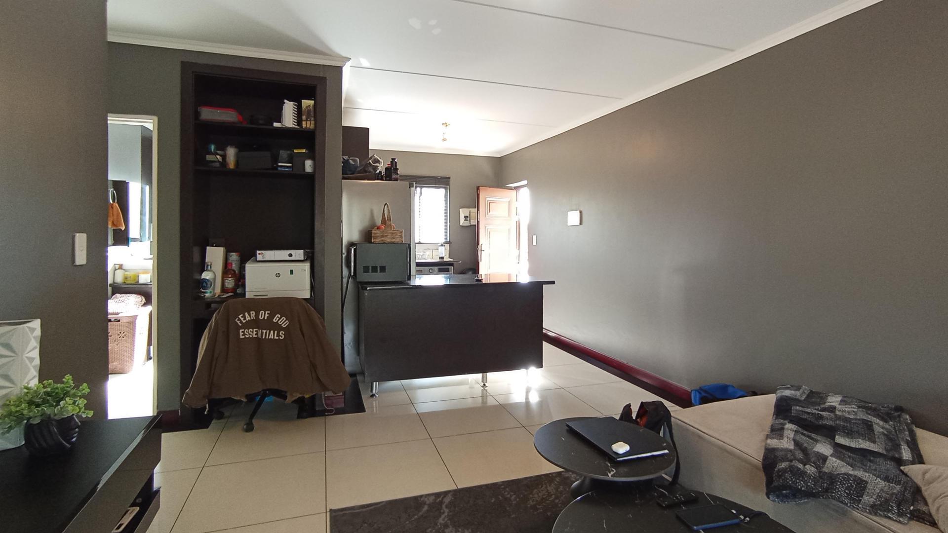 Lounges - 20 square meters of property in Midrand