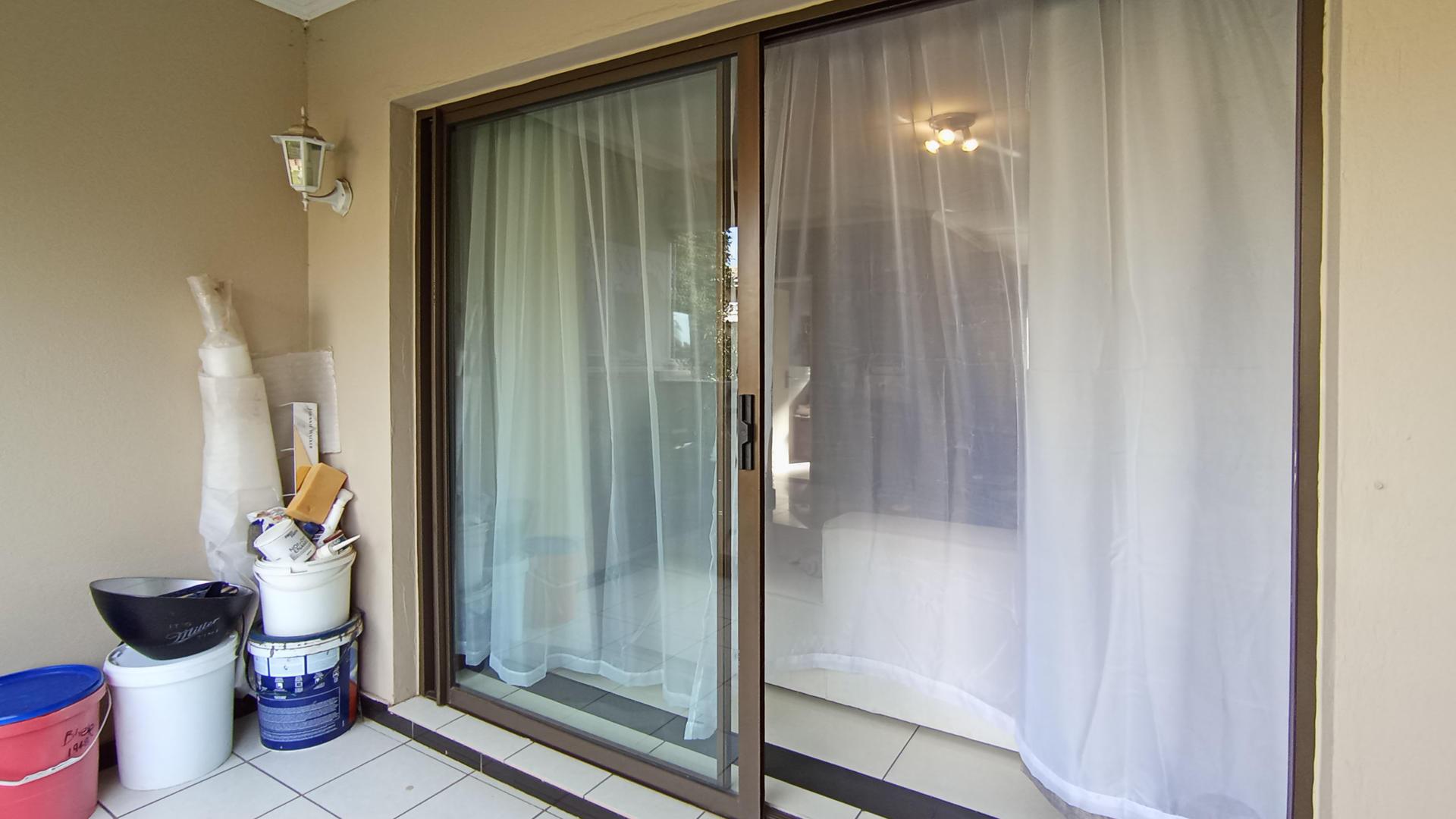 Balcony - 8 square meters of property in Midrand