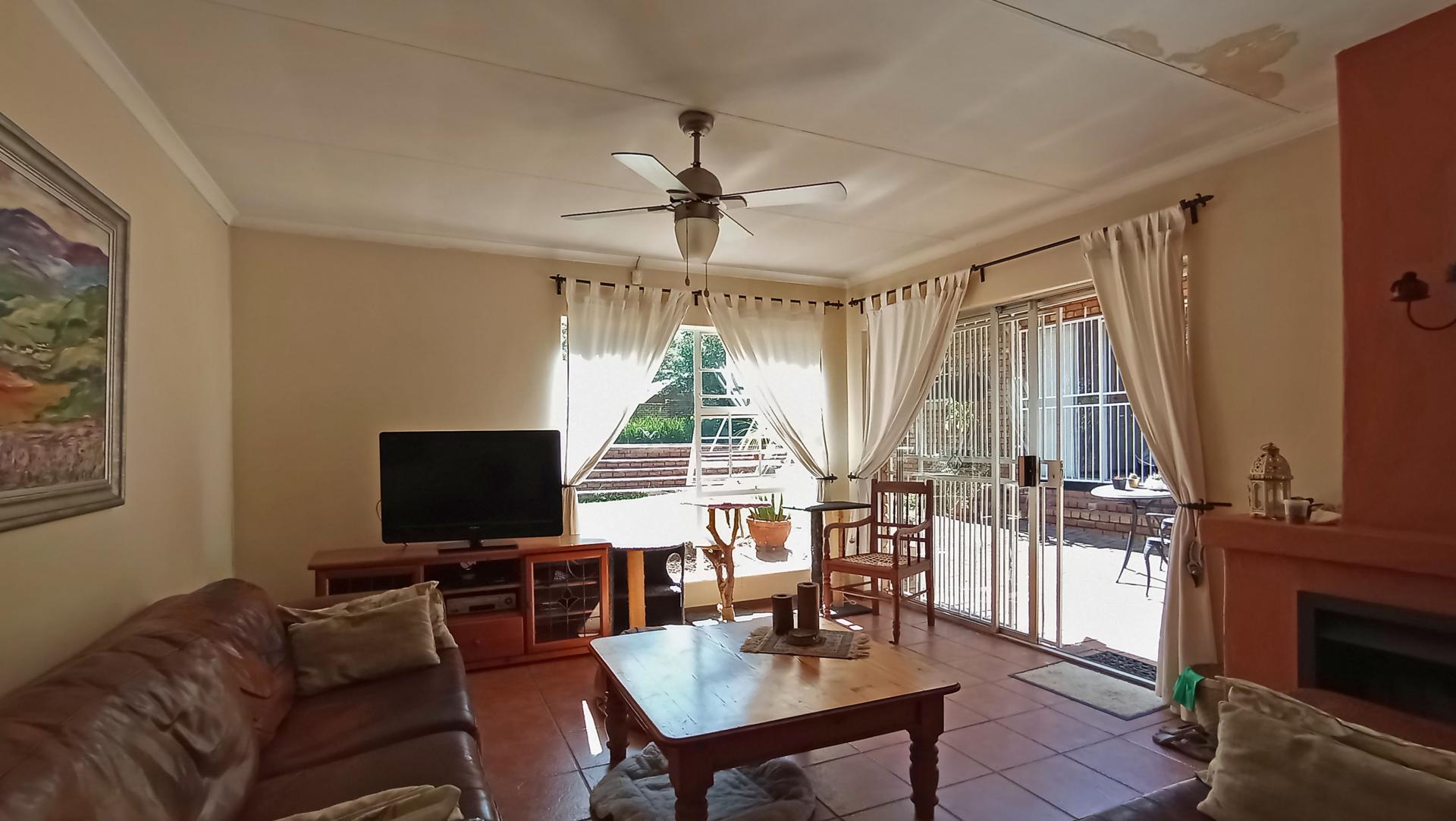 Lounges - 18 square meters of property in Zwartkop