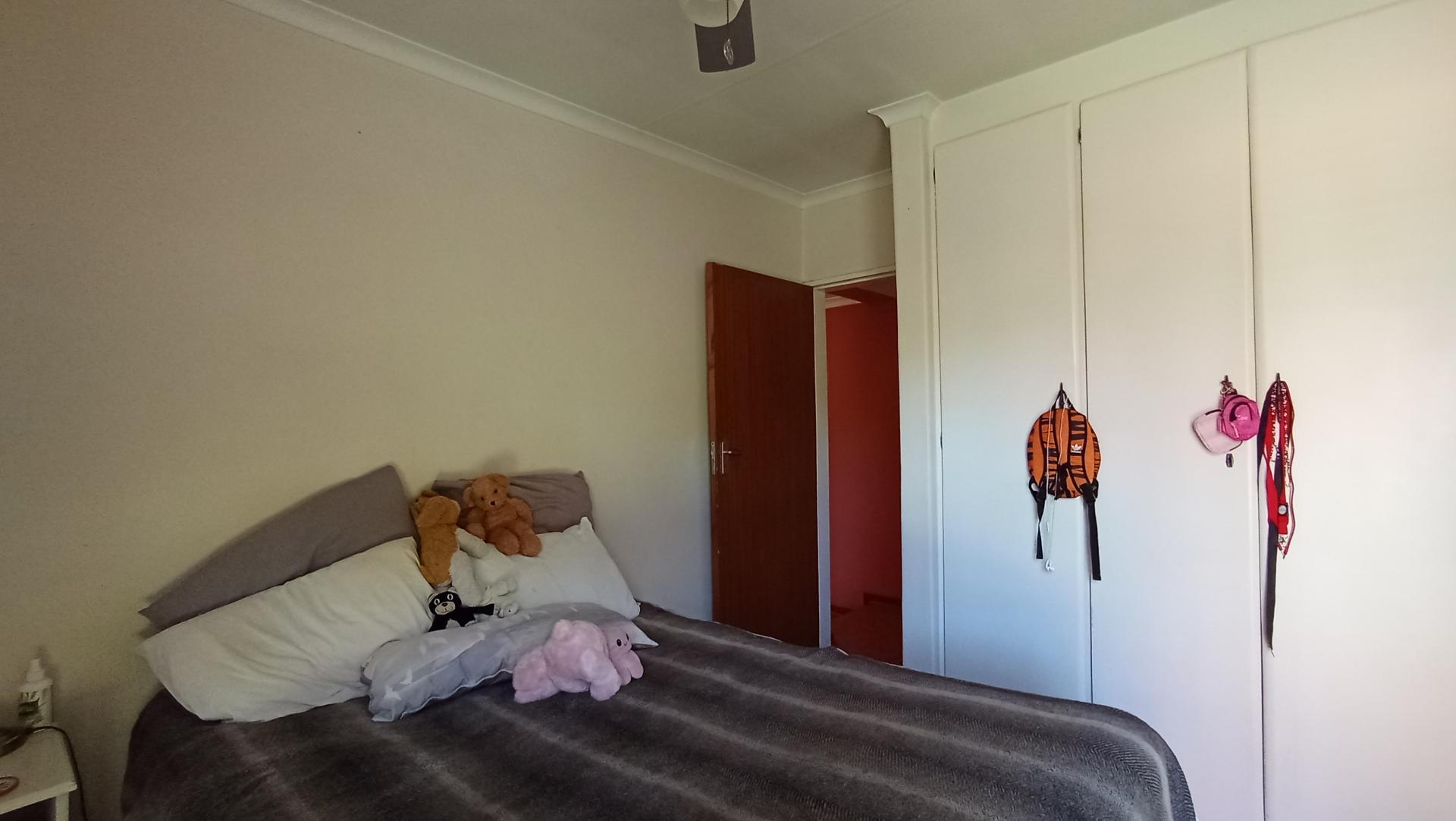 Bed Room 1 - 11 square meters of property in Zwartkop