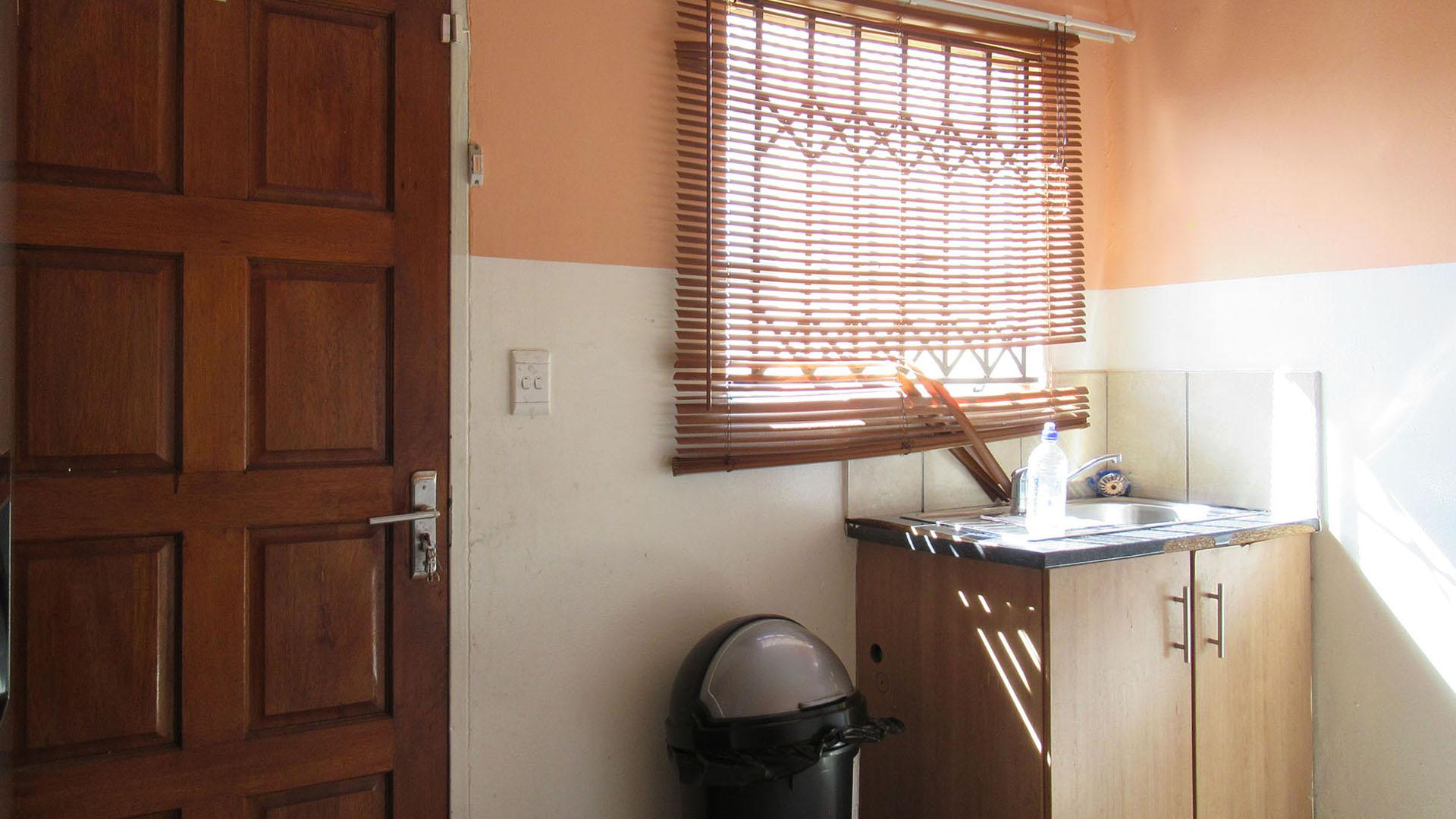 Kitchen - 9 square meters of property in Fleurhof