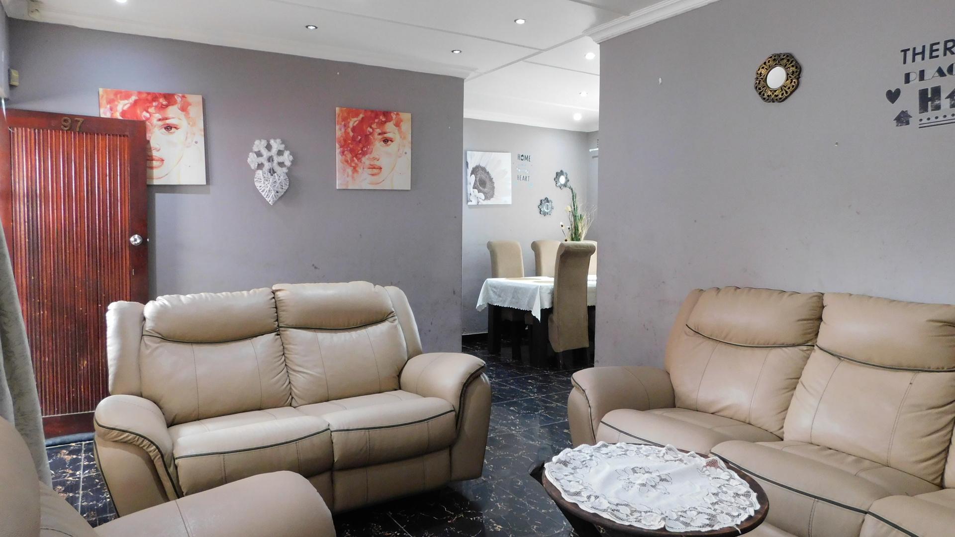 Lounges - 16 square meters of property in Chatsworth - KZN