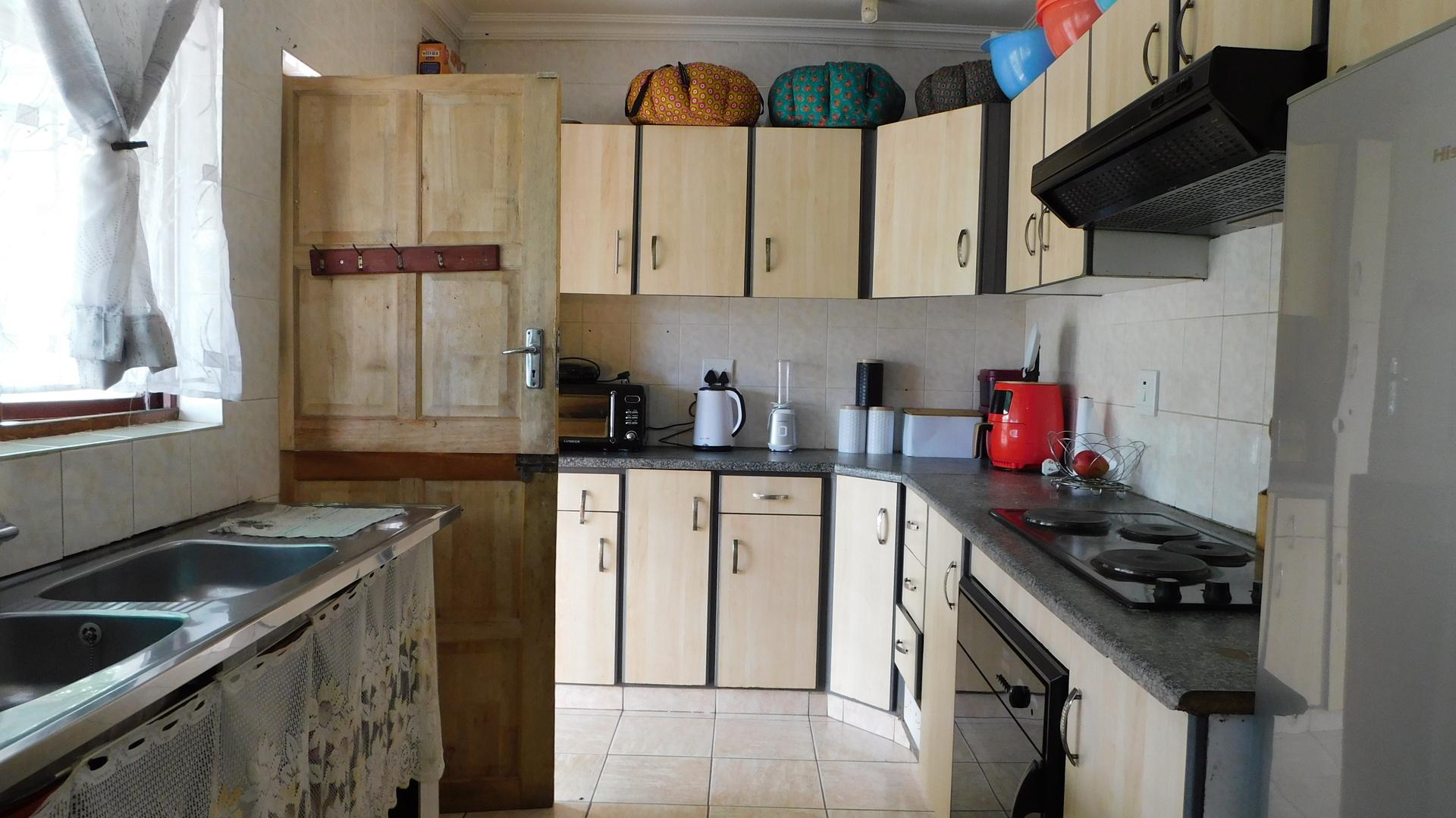 Kitchen - 9 square meters of property in Chatsworth - KZN