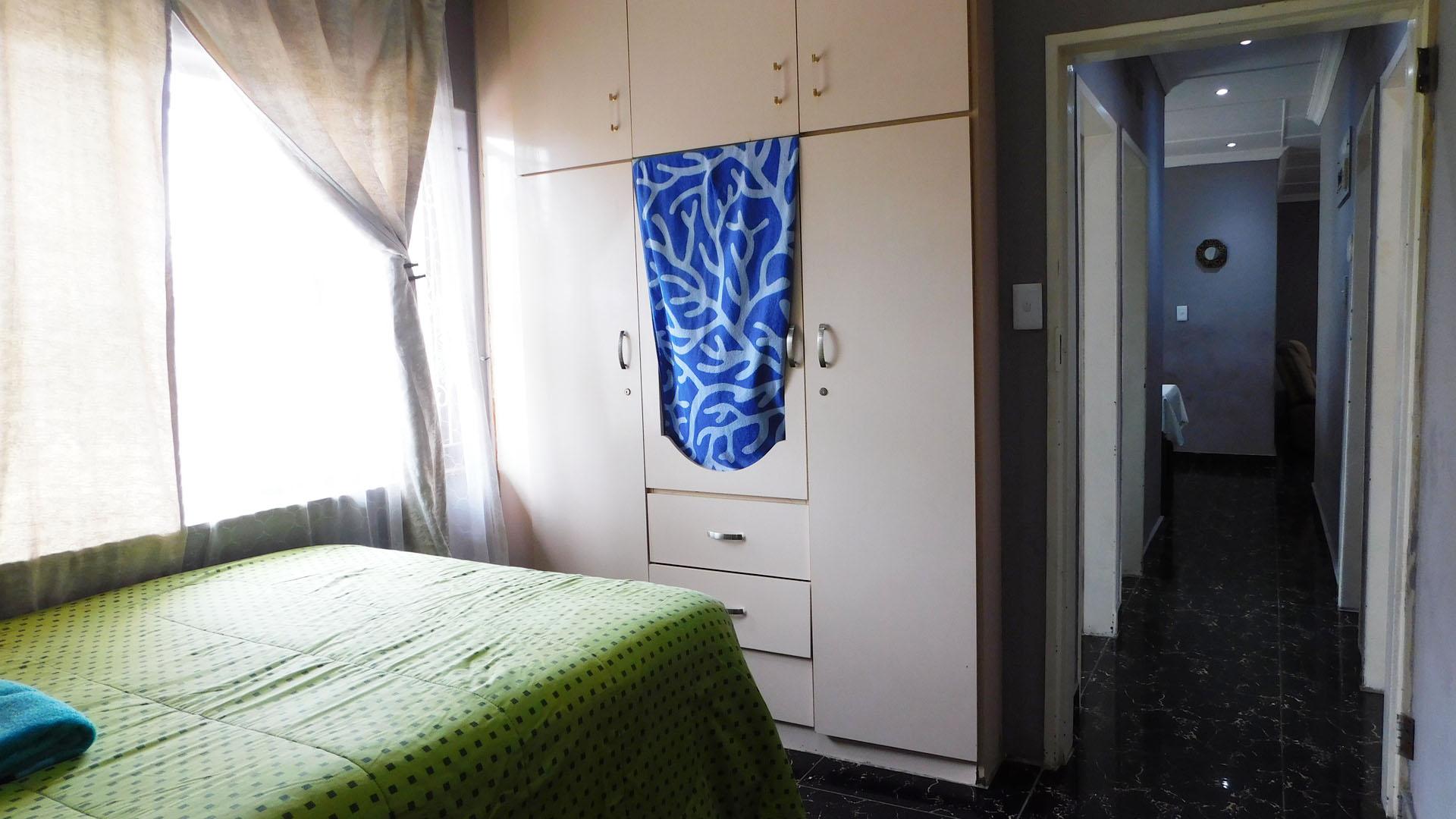 Bed Room 1 - 12 square meters of property in Chatsworth - KZN