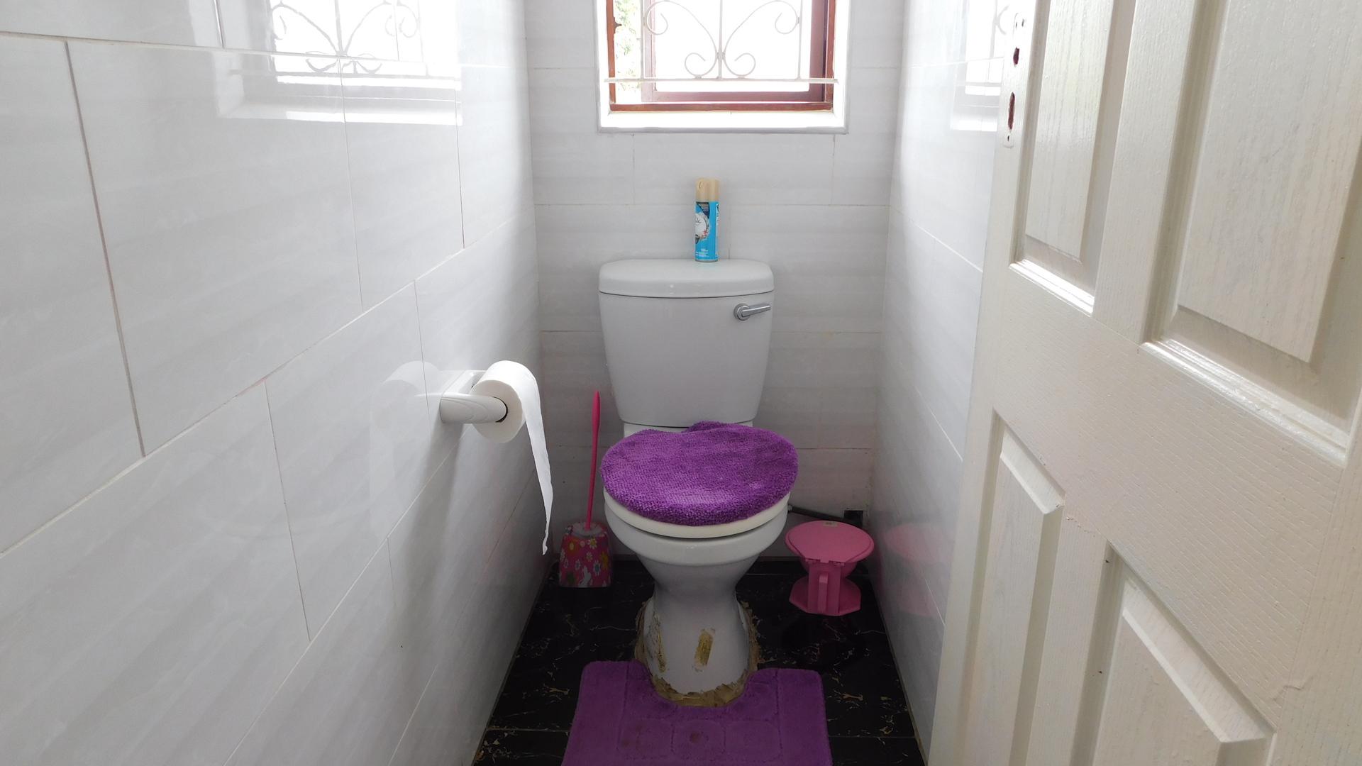 Bathroom 1 - 10 square meters of property in Chatsworth - KZN